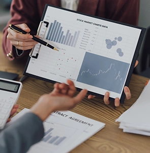 loewenzahn-reporting a woman presenting a financial report
